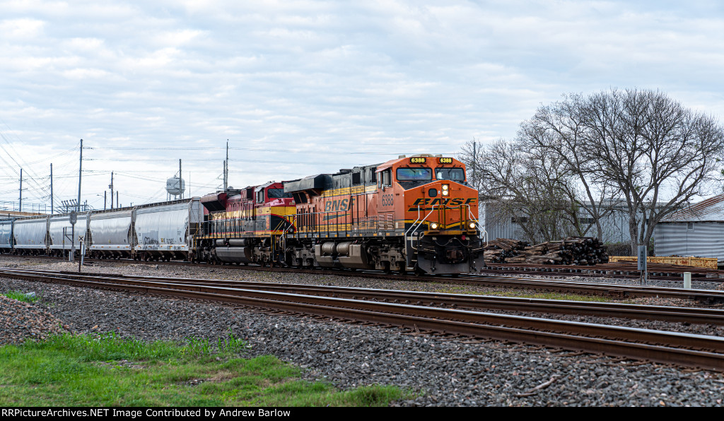 BNSF Grainer Charges Tower 17